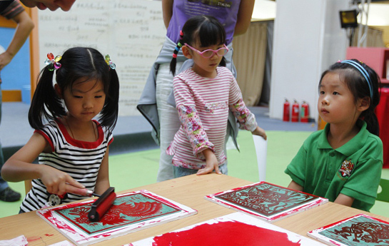 北京家庭閱讀季：&ldquo;讓美延續(xù)&rdquo;&mdash;&mdash;中國(guó)美術(shù)館主題日上小朋友在畫畫
