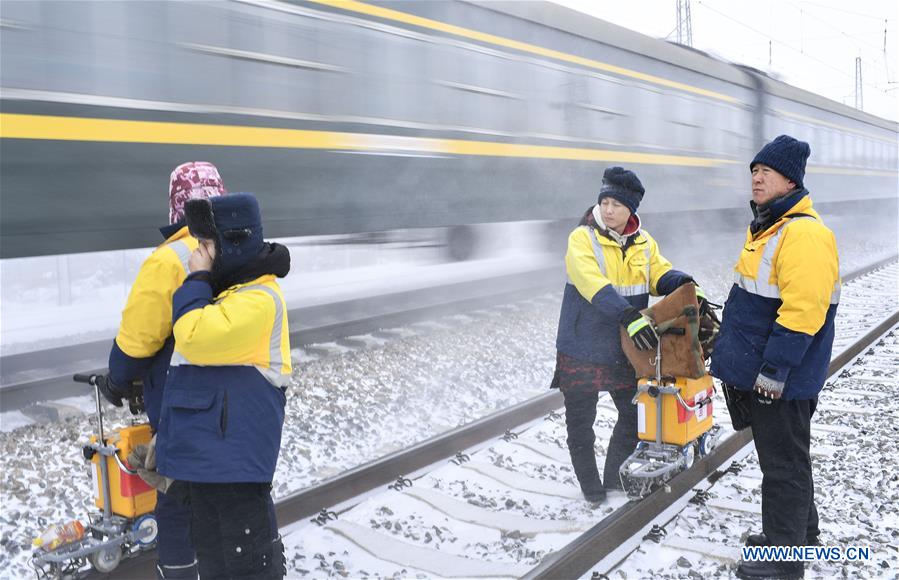 CHINA-CHANGCHUN-SPRING FESTIVAL TRAVEL RUSH-RAILWAY-WORKER (CN)