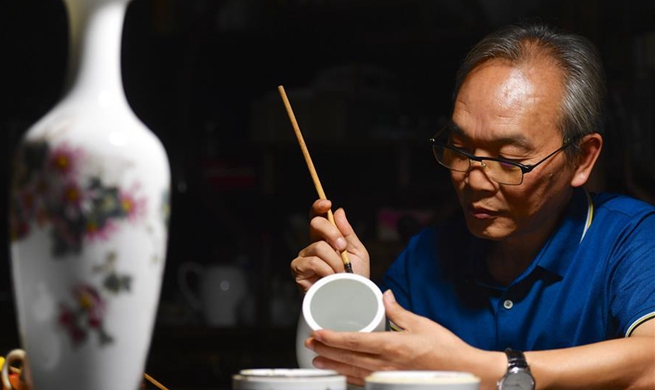 Pic story of inheritor of Jingdezhen porcelain painting in China's Jiangxi