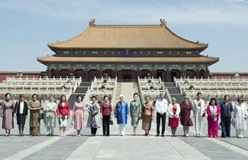 Peng Liyuan poses for group photo with spouses of foreign delegation heads at Palace Museum