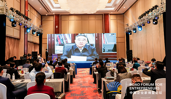 國家榮譽稱號獲得者、中國工程院院士、天津中醫(yī)藥大學校長張伯禮在視頻致辭