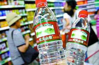 農(nóng)夫山泉連遭質(zhì)疑 評(píng)論:食品安全理當(dāng)錙銖必較