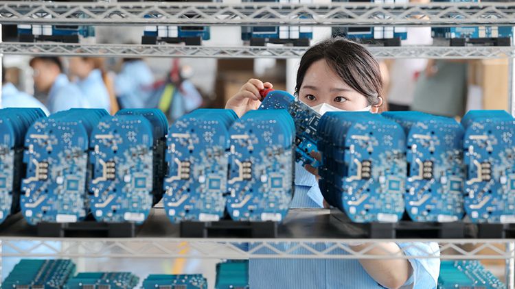 【財經翻譯官】中國新能源汽車產銷量緣何連續(xù)七年全球居首？