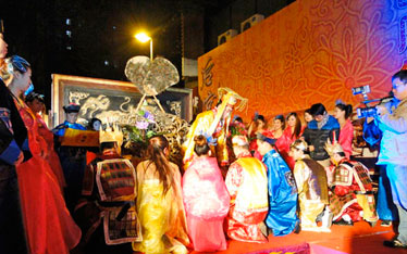 “年會兇猛”浪費(fèi)之風(fēng)難剎