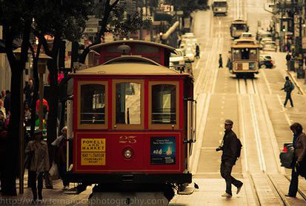 達(dá)沃斯為何罕見前呼后擁？