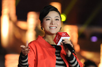 著名青年歌唱家、二炮文工團副團長陳思思傾情表演