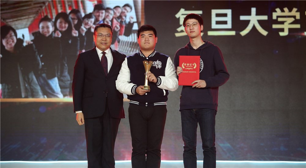 頒獎(jiǎng)嘉賓為第十位年度感動(dòng)人物、復(fù)旦大學(xué)支教團(tuán)頒獎(jiǎng)