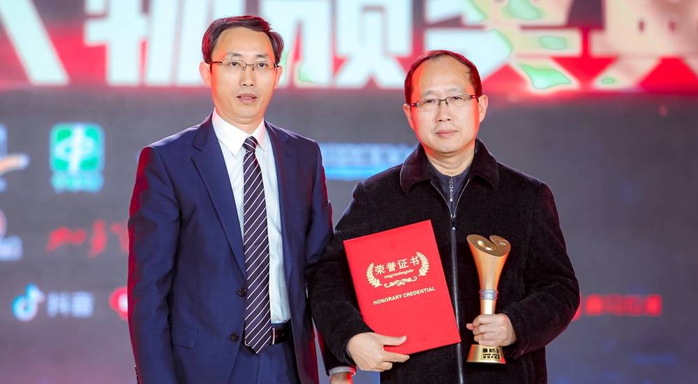 頒獎嘉賓為&ldquo;時(shí)代楷模"張富清頒發(fā)特別致敬獎