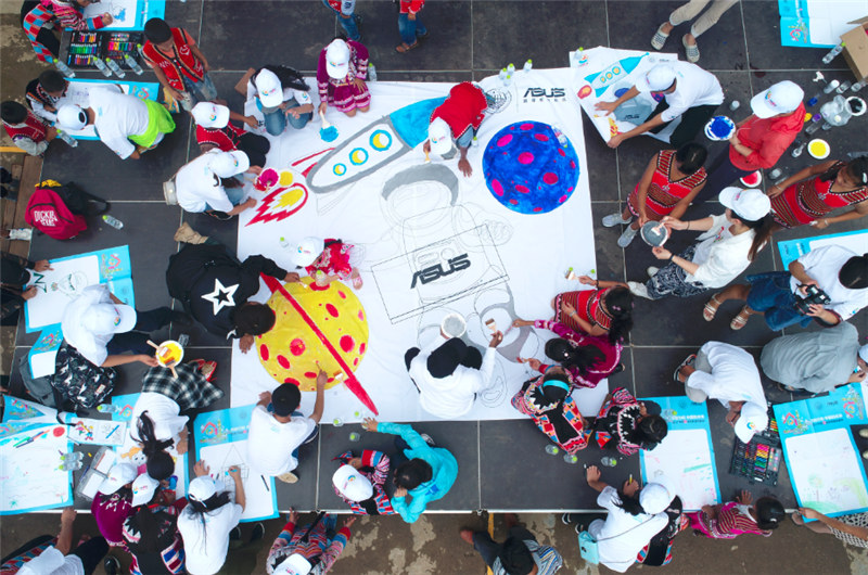 e創(chuàng)公益大使、志愿者和小朋友一同夢想涂鴉