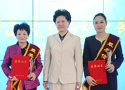 舒曉琴為獲獎?wù)邊蔷辗?、高平珍頒獎