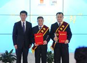 劉正榮為獲獎?wù)咭踪t孝、張海威頒獎