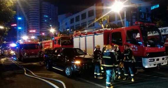 ?？诩瘟甏髲B電纜井起火 玻璃掉落致1人重傷