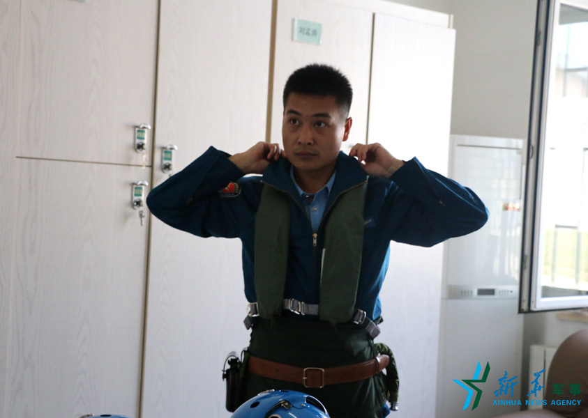 &uarr;資料圖片：張超嚴(yán)格按規(guī)定著裝參加飛行訓(xùn)練。