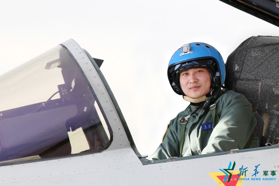 &uarr;戰(zhàn)機(jī)上準(zhǔn)備起飛的張超。