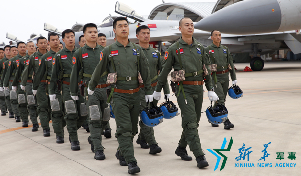 &uarr;飛行員列隊進場。