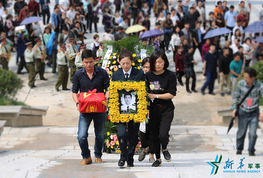 &uarr;張超烈士骨灰安葬儀式。