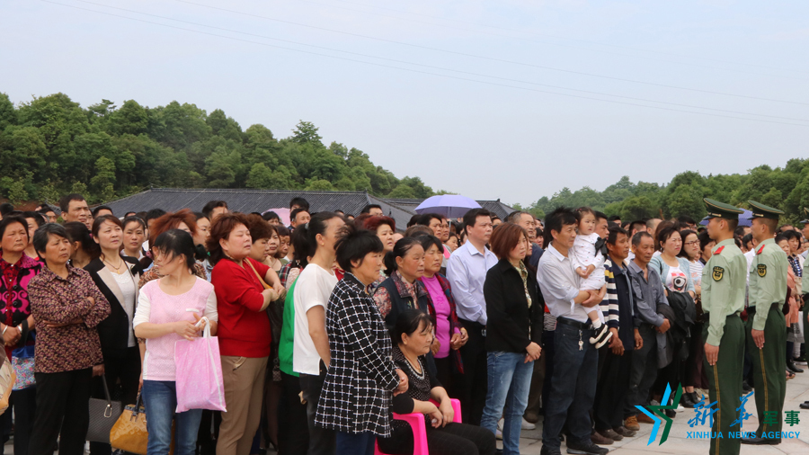 &uarr;張超烈士骨灰安葬儀式現(xiàn)場，岳陽的父老鄉(xiāng)親紛紛來給張超送別。