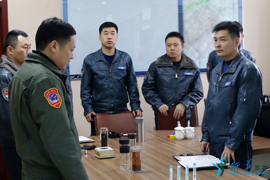 資料圖片：張超參加飛行后講評。