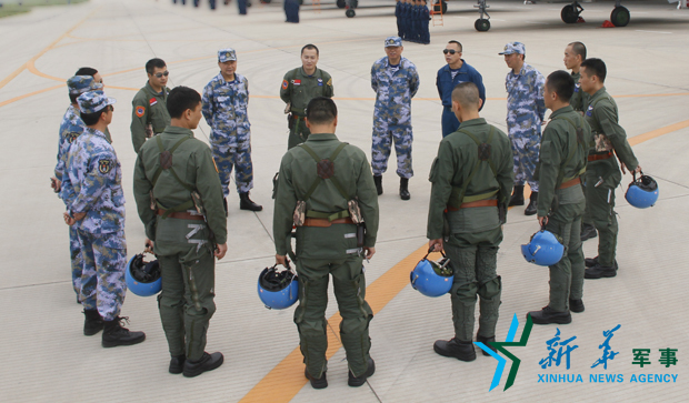 飛行后，黨委班子現(xiàn)場講評飛行情況。