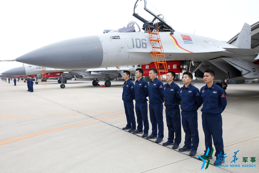 &uarr;機務(wù)官兵為戰(zhàn)鷹保駕護航。