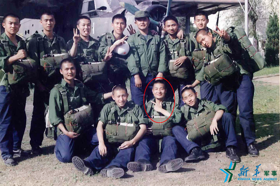 &uarr;資料圖片：張超跳傘前合影留念。