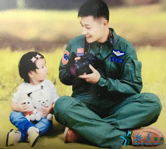 &uarr;資料圖片：被選為艦載戰(zhàn)斗機飛行員的張超與女兒合影。