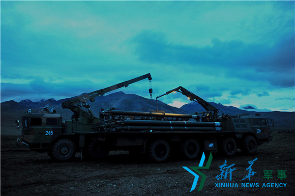 &uarr;昏暗條件下錘煉官兵火箭彈調(diào)裝技能 。（宋來(lái)蕤攝）