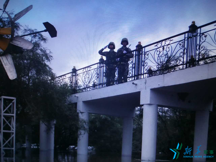 &uarr;中秋佳節(jié)，珍寶島的官兵在洪水中的堅守。