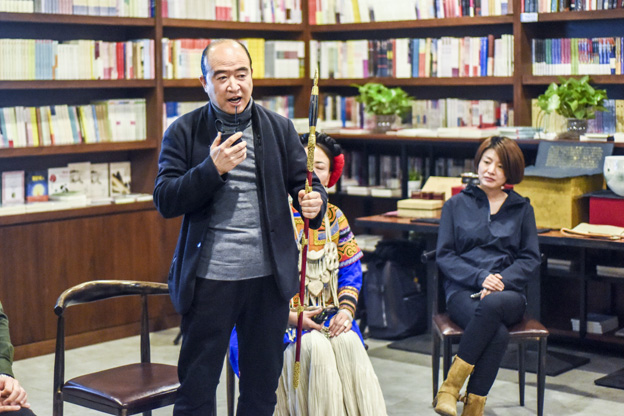 劉文濤：通過對每件兵器的復(fù)制，我們了解兵器造型與兵器制作的手藝，實現(xiàn)與古人的對話。