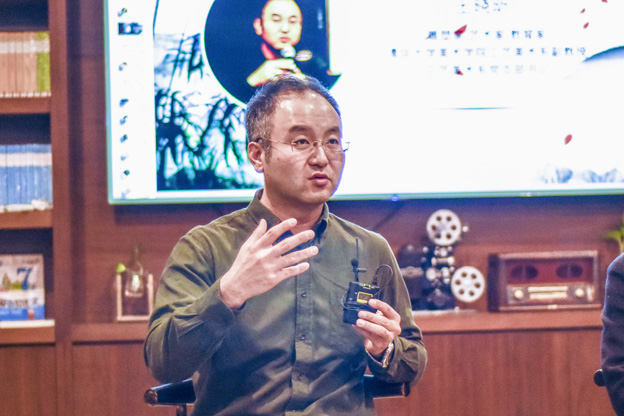 王曉昕：語言問題其實是非遺傳承所面臨的一個普遍問題。非遺傳承人可能有很好的技藝，但是因為語言問題沒有辦法與外面的人交流，就失去了傳承的機(jī)會。