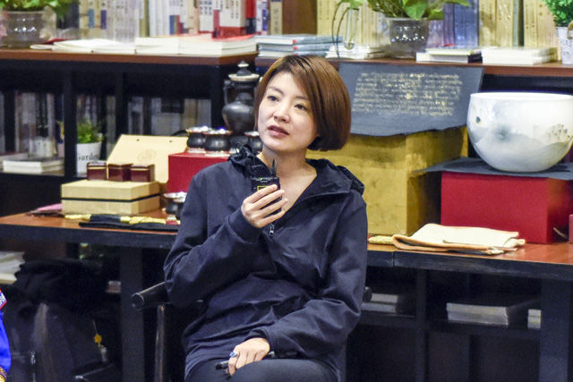 秦思：堅持還是因為熱愛，我一直想把有意義的事情做得有意思。我希望有更多的人來關注非遺文化，把文化融入到工藝當中。