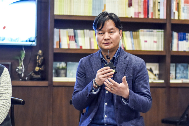 丁大為：烏銅走銀有三百年的歷史了，是云南地區(qū)獨有的技藝。這門技藝入門大概需要3年，學成需要20年。用語言去表達它其實是很難的。