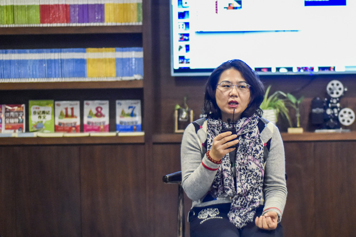 王煥：唐卡現(xiàn)在發(fā)展得很好。一個(gè)是國家非遺政策的保護(hù)，第二唐卡技藝本身很精良，做唐卡的這些藝人始終保有著工匠精神，做出來的東西令人稱贊，它自然能慢慢傳播開來。