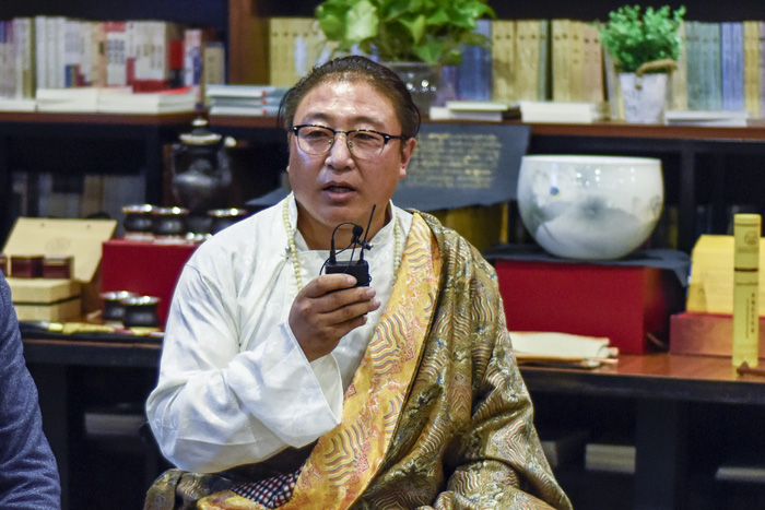 安久&middot;白瑪群加：絕對(duì)不能為了錢做手藝的傳承人，傳承手藝是因?yàn)槲覀冇袀鞒忻褡逄厣幕呢?zé)任，要時(shí)刻謹(jǐn)記這一份責(zé)任。