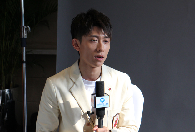 國(guó)有棟梁，大愛無疆；爾如嫩草，小愛芬芳。