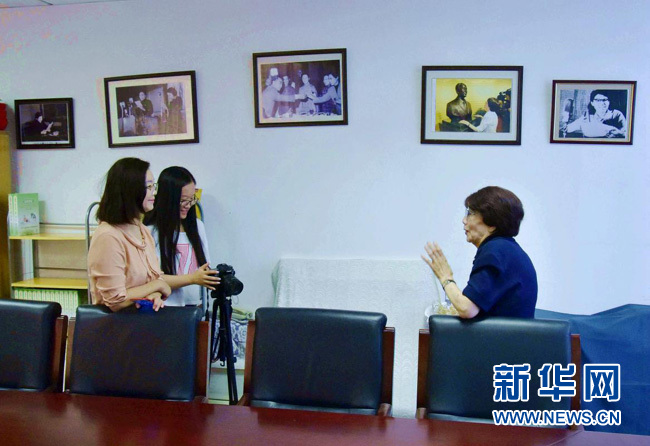 播音室里跟打仗一樣。從夜不能寐的緊張，到全神貫注的投入，用良好的習(xí)慣和過硬的專業(yè)素質(zhì)來化險為夷。