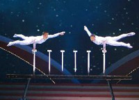 演員汪靜、高鴻陽在晚會上表演雜技《頂&mdash;&mdash;太極》