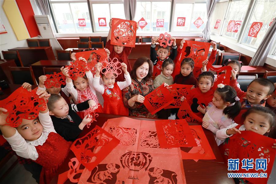 (社會(huì))剪窗花 迎新春