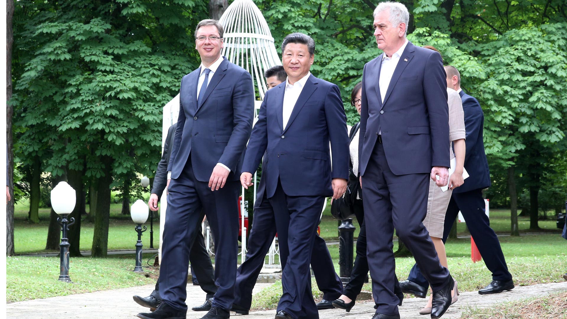 習近平出席塞爾維亞總統(tǒng)尼科利奇、總理武契奇共同舉行的午宴