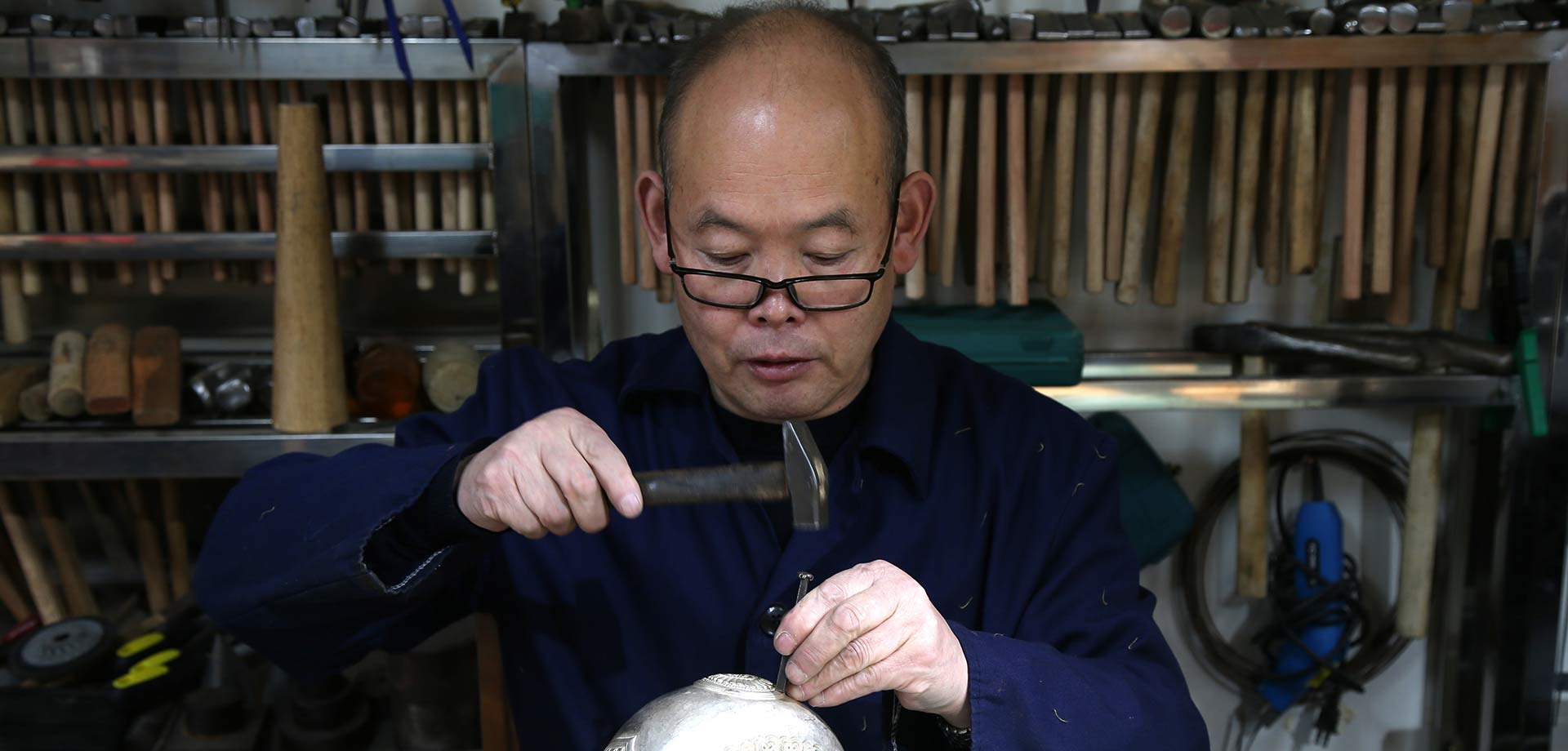 【顯影中國(guó)】&ldquo;守藝人&rdquo;一錘一鏨敲打出銀銅器&ldquo;交響樂&rdquo;