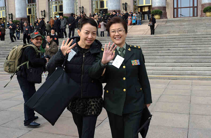 政協(xié)委員揮手話(huà)別：明年兩會(huì)再相見(jiàn)