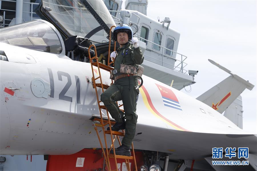 (十九大代表風(fēng)采·圖文互動(dòng))(1)殲—15飛行員曹先建:開(kāi)創(chuàng)重傷后重返海天的奇跡