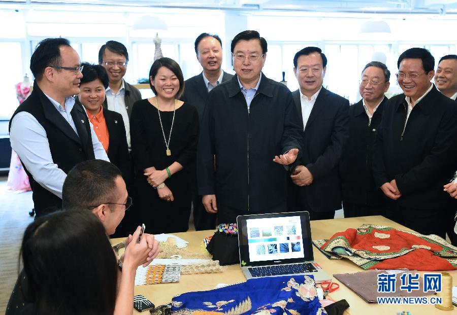 5月8日至11日，中共中央政治局常委、全國人大常委會委員長張德江在浙江調(diào)研。這是5月9日，張德江來到位于嘉興市的雅瑩服裝有限公司，了解公司的服裝設計、生產(chǎn)和銷售情況。新華社記者 馬占成 攝 
