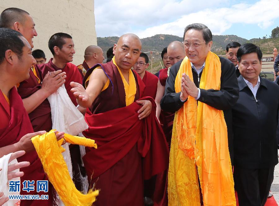 這是5月16日，俞正聲在松贊林寺看望宗教界人士。 新華社記者 劉衛(wèi)兵 攝