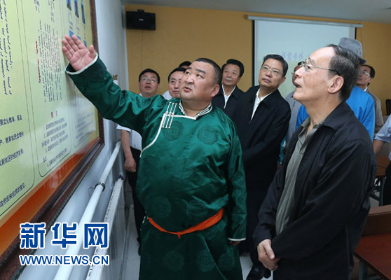 這是7月3日，王岐山在巴彥德力格爾嘎查&ldquo;兩委&rdquo;活動室了解基層黨建情況。新華社記者 龐興雷 攝