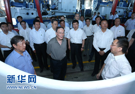 這是7月3日，王岐山在內(nèi)蒙古海裝風電設(shè)備有限公司考察。新華社記者 龐興雷 攝 