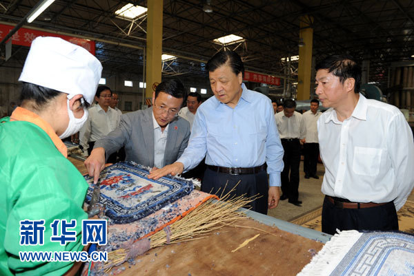 這是7月18日，劉云山在青海藏羊地毯集團(tuán)有限公司調(diào)研。新華社記者 饒愛(ài)民 攝