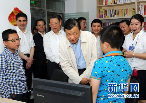 7月17日至19日，中共中央政治局常委、中央書(shū)記處書(shū)記劉云山在青海調(diào)研。這是7月18日，劉云山在西寧市南山西社區(qū)調(diào)研。 新華社記者饒愛(ài)民 攝