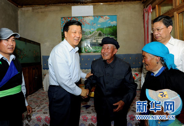 7月17日至19日，中共中央政治局常委、中央書(shū)記處書(shū)記劉云山在青海調(diào)研。這是7月17日，劉云山在海東市互助土族自治縣東山鄉(xiāng)白牙合村看望老黨員。新華社記者 饒愛(ài)民 攝