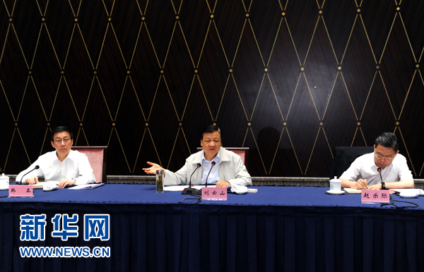 部分省區(qū)市教育實(shí)踐活動(dòng)工作座談會近日先后在西寧、上海召開，中共中央政治局常委、中央黨的群眾路線教育實(shí)踐活動(dòng)領(lǐng)導(dǎo)小組組長劉云山出席并講話。這是7月23日，劉云山出席上海座談會并講話。新華社記者 饒愛民 攝 